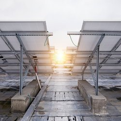 Zonnepanelen op het dak door Jenson (bron: Shutterstock)